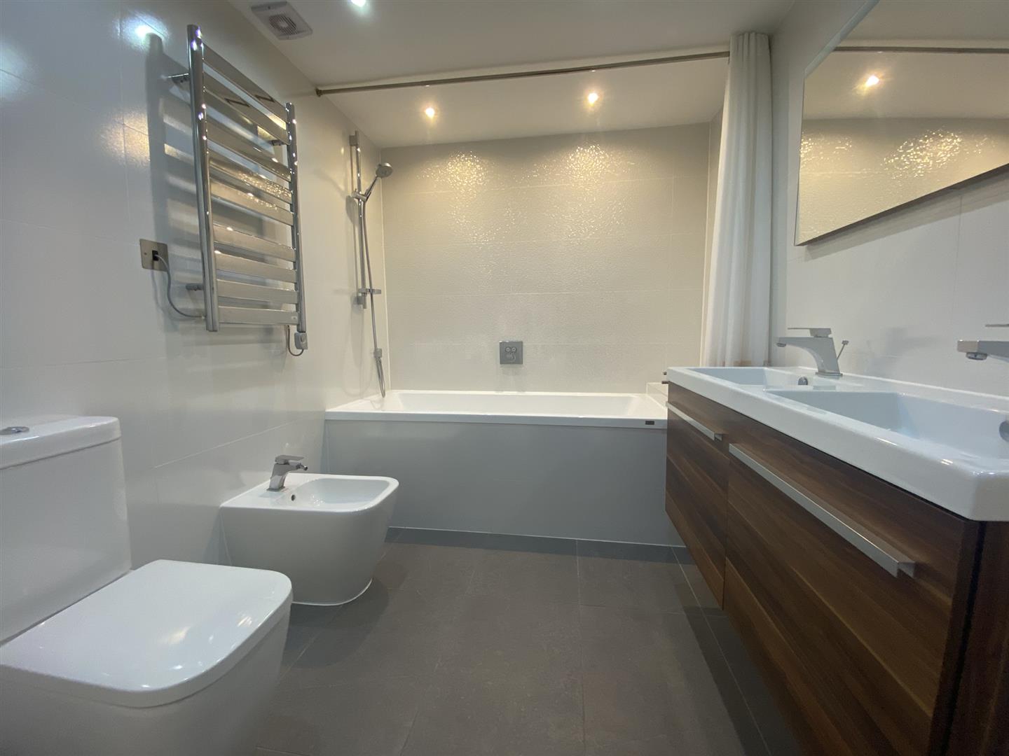 Image of Apartment - 5 Bedrooms - 3 Bathrooms for Sale in Marina Bay-Gibraltar, Image 12